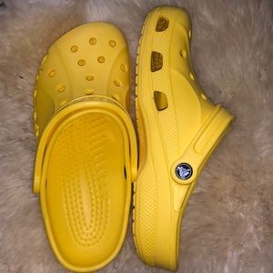 yellow W size 10 (M size 8) crocs